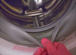 Мръсотия по уплътнителната гума на пералнята
