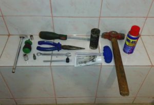 Набор от инструменти, които са необходими при разглобяване на резервоара
