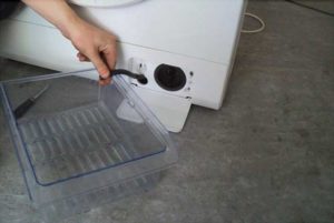 Източване на вода през дренажния маркуч