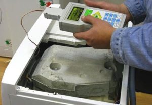 Специалистът проверява контролния модул