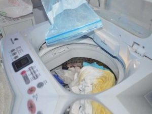 Най-добре е да използвате прах без многоцветни гранули. Те боядисват бельото, може да има многоцветни точки