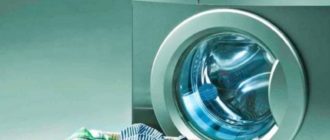 празнината между резервоара и барабана получава малък предмет